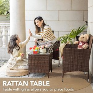 Juego de Muebles de Jardín de 3 Piezas en Ratán Sintético PE, Sillas de Bistró con Cojines Rojos y Mesa de Centro con Tapa de Vidrio - Product Image 6
