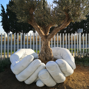 Tomarenzo — statue du japon lorquinn, grand décor de jardin, arbre en résine sur les deux mains - Product Image 2