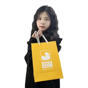 Venta al por mayor personalizado impreso con logotipo reciclado bolsas de compras con asa bolsas de papel de regalo