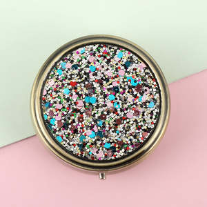 Étui à pilules personnalisé avec initiales et paillettes, avec miroir, 3 compartiments, organiseur de pilules portable, bleu, rond, en métal, classique - Product Image 3