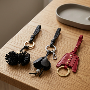 Porte-clés en cuir avec pompon et mousqueton, design veste, breloque de sac, noir et rouge, forme irrégulière, personnalisable, durable, haute qualité - Product Image 2