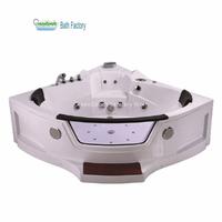 Baignoire d'angle autoportante moderne certifiée CE pour deux personnes, avec jets et robinet de massage inclus
