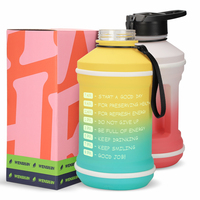 Bouteille de sport motivante 2,2 L / 1 gallon avec manchon, sans BPA, logo personnalisé, sac de voyage en plastique OPP, pour boire directement, écologique