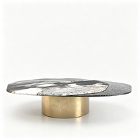 Table basse en marbre marbré Dream Home, surface irrégulière, socle doré poli, table de canapé design moderne