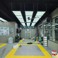 Ensemble complet d'équipements pour station de lavage automobile : dalles de sol drainantes emboîtables, éclairage LED et dévidoir de tuyau pour atelier de detailing automobile