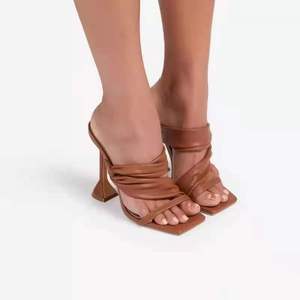 รองเท้าส้นสูงทรงเหลี่ยมแฟชั่น สวมใส่ภายนอกบ้าน ฤดูร้อน แบบจีบ สำหรับผู้หญิง ส้นรูปทรงพิเศษ ไซส์ใหญ่พิเศษ ไซส์ 43 - Product Image 6