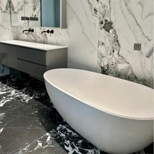 Bañera de baño independiente de superficie sólida blanca mate moderna personalizada, escurridor de piedra artificial ovalado, baño para baño moderno - Product Image 6