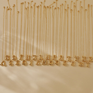 Collar con colgante de 26 letras de latón clásico, collar con alfabeto inicial de globo de burbuja dorada, collar con letras griegas hinchadas para mujer - Product Image 2