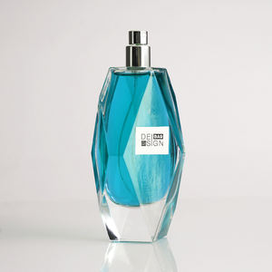 Fabricante Suministra Botella de Perfume de Vidrio Prismática de Lujo de 100 ml con Tapa de Madera Oscura para Colonia de <span class=keywords><strong>Alta</strong></span> <span class=keywords><strong>Gama</strong></span> - Product Image 4