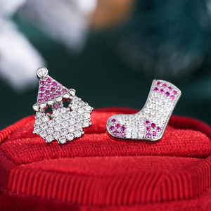 Boucles d'oreilles asymétriques Père Noël et chaussette pour femmes, design de Noël - Product Image 2
