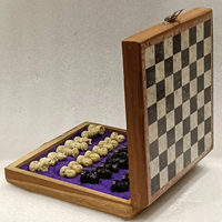 Jeu d'échecs carré en bois poli et peint fait main, jeu de société moderne avec pièces en bois durables pour la décoration intérieure, les cadeaux et les collections