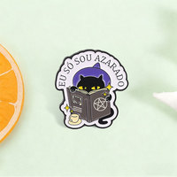 Broche en émail Chat Noir Sorcière Lisant un Livre, Chapeau Violet, en Alliage de Zinc, pour Sac à Dos, Veste, Chapeau, Revers, Décoration, Objet de Collection