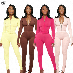 Completi da Yoga Personalizzati da Donna alla Moda con Tasche, Top a Maniche Lunghe con Zip Dorata e Legging a Vita Alta a Zampa d'Elefante ad Asciugatura Rapida - Product Image 1