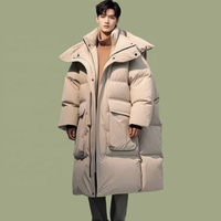 Veste longue matelassée pour homme en duvet de canard blanc 90 %, personnalisable OEM/ODM, avec capuche, coupe oversize, poches à rabat avec cordon de serrage, idéale pour l'hiver et les loisirs.