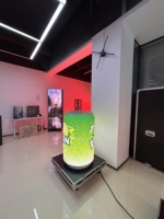 Refrigerador Inteligente para Bebidas con Pantalla LED P2.5 a Todo Color, Refrigerador Comercial Personalizado