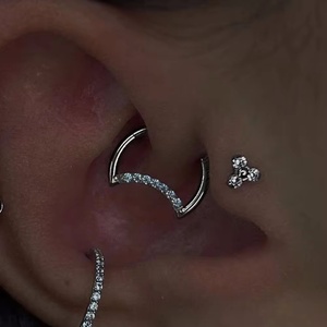 Orecchino a Cerchio in Titanio ASTM F136 per Daith a Forma di Luna a Goccia per Cartilagine Trago Elice con Zircone Cubico Trasparente come Pietra Principale - Product Image 2