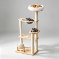 Arbre à chat multi-niveaux ScratchTower 133 cm en bois d'hévéa avec capsule transparente en acrylique, quatre poteaux à gratter en sisal, boule rotative