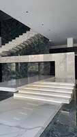 Escalier flottant populaire en marbre Bianco Carrara, marches modernes en pierre frittée, escalier minimaliste lumineux en pierre frittée