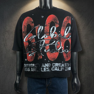 เสื้อยืดแขนสั้นสีดำพิมพ์ลายตัวอักษรสีแดงสำหรับผู้ชาย Global 900 สไตล์สตรีท คอกลม ทรงปกติ ผ้าเจอร์ซีย์คอตตอน - Product Image 4