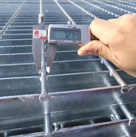 Grille de sol en acier galvanisé haute résistance, résistante à la corrosion, à prix d'usine, pour allée, grille de support robuste, dentelée, conforme ASTM