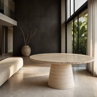 Table à manger ronde en travertin beige, base en pierre massif conique, table en travertin naturel de luxe pour la salle à manger d'une maison moderne ou d'une villa