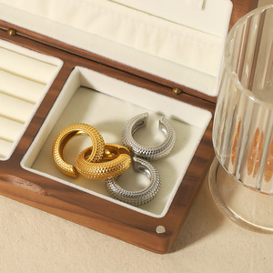 Boucles d'oreilles manchette motif serpent en acier inoxydable plaqué or 18 carats, bijoux fantaisie femme TE6380-G - Product Image 3