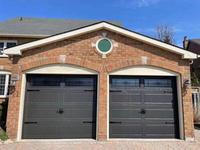 Maison principale Porte de garage américaine isolée en acier moderne avec fenêtres en perspective supérieure Surface finie pour villas