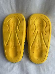 Ciabatte Gialle in EVA con Logo in Rilievo, Suola Ammortizzata, Punta Aperta, per Tutte le Stagioni, da Indossare in Casa - Product Image 5