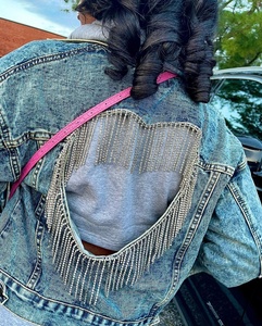 Jaqueta Feminina Jeans Azul Lavado com Coração Vazado nas Costas, Corrente de Strass e Franjas – Tendência da Moda - Product Image 1