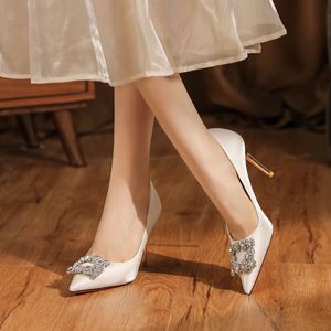 Sandales élégantes en satin et strass à talons aiguilles, bout pointu, chaussures de mariage pour femmes - Product Image 2