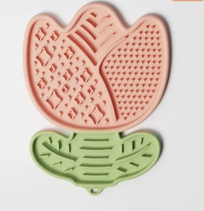 Nuovo Dispenser di Cibo a Forma di Fiore Primaverile, Tappetino Lick Mat per Animali Domestici per Yogurt, Cura e Calma - Product Image 3