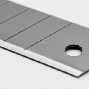 Lames de couteau utilitaire en titane à segmentement 13 segments, bord rectifié de précision, trou de montage standard, 10/50/100 pièces, OEM en vrac - Product Image 2