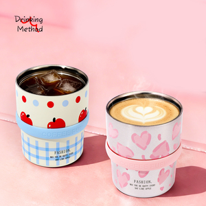 แก้วเก็บความร้อนกาแฟพิมพ์ลายน่ารัก ขนาด 350 มล. ทำจากสแตนเลส พกพาสะดวก พร้อมสายคล้องลายดอกไม้ ฝาปิดแบบพลิก เหมาะสำหรับเป็นของขวัญสำหรับสำนักงาน - Product Image 3