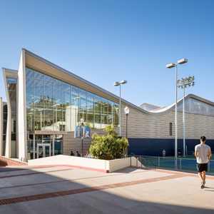 Nuevo el enfrentamiento de baloncesto universitario está en marcha y también lo somos las instalaciones de práctica de baloncesto/voleibol Ucla MO Ostin Basketball Center - Product Image 2