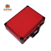 Valise carrée antichoc en alliage d'aluminium rouge CG, personnalisée OEM/ODM, par l'usine d'emballage Chen Gong – Étui de présentation rapide pour échantillons