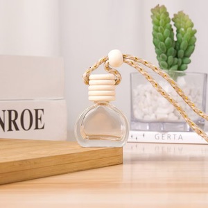 Bottiglia di profumo per Auto con tappo in legno diffusore deodorante appeso vetro vuoto ricaricabile per Auto ciondolo odore olio essenziale - Product Image 4