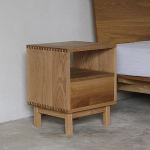 Mesita de Noche Nórdica Japonesa Wabi-Sabi Minimalista de Madera Maciza con Almacenamiento, Mueble de Dormitorio Moderno y Sencillo en Color Crema - Product Image 1