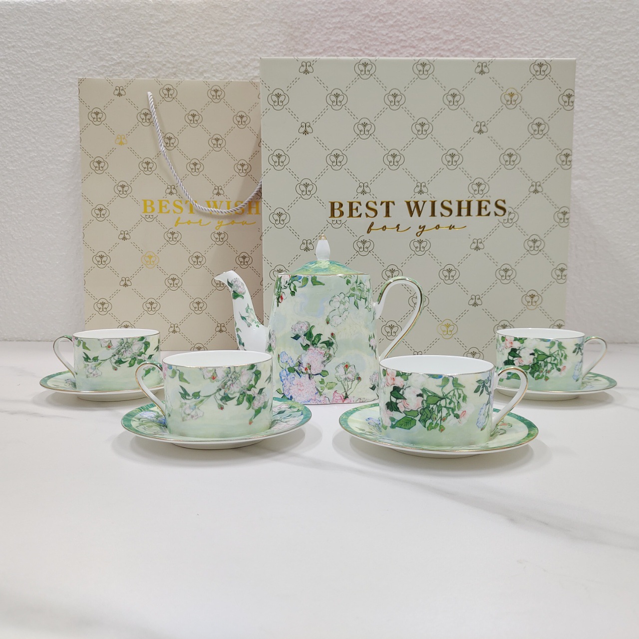 Un pot et quatre tasses de vaisselle