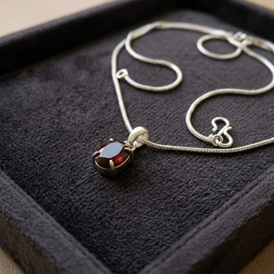 H.A. Collar con colgante ovalado de piedra roja y cadena de serpiente de plata alemana, hecho a mano, estilo clásico, para compromiso y fiesta - Product Image 1