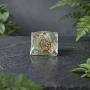 Pyramides pour bébés en Orgonite Aventine Verte, sculptées style Feng Shui, en Agate, avec gravure d'amour, objet d'art de collection, Gujarat - Product Image 3