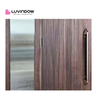 Portes d'entrée de villa modernes en bois massif avec inserts en verre pour une infusion de lumière naturelle