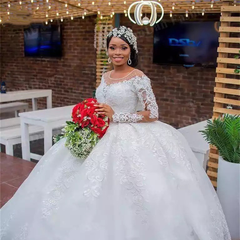 Elegante vestido de novia chino rojo Tradición y estilo