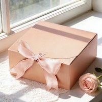 Ces boîtes cadeaux orange personnalisées et réutilisables, avec fermeture à ruban, sont le choix idéal pour emballer des accessoires cadeaux.