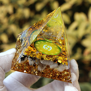 Pirámide de Resina del Signo Zodiacal Cáncer con Hojas de Oro e Inclusiones de Cristal para Decoración del Hogar u Oficina - Product Image 2