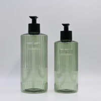 Bouteille Pompe PET Verticale Canelée 500ml 800ml Transparente Verte pour Shampooing avec Pompe Noire et Zone Logo Vierge Sérigraphiée