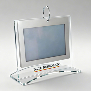 Expositor de Acrílico Transparente Personalizado al por Mayor, Soporte para Calendario con Gancho de Metal y Bolsillos de PVC - Product Image 2