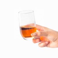 Minimalistische gebogen shotglazen, helder glas met zware bodem, voor whiskyproeverij.