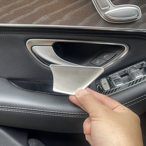 Cubierta para Manija de Puerta de Mercedes-Benz, Acero Inoxidable Plateado con Textura de Fibra de Carbono, Accesorio Interior - Product Image 1