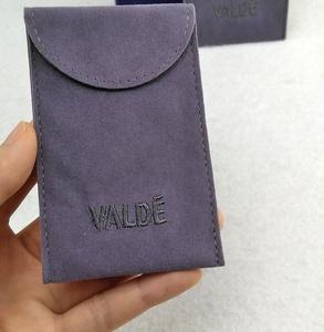 ถุงกำมะหยี่สีเทาแบบกำหนดเองสำหรับใส่เครื่องประดับ พร้อมปักโลโก้ - Product Image 4