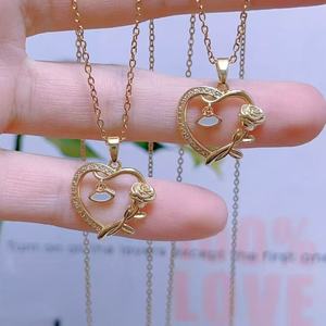 Collana Personalizzata con Ciondolo a Cuore e Rosa, Base in Ottone Placcato Oro 18k, Gioielli Floreali Romantici - Product Image 1